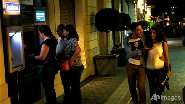 Greek government says no limit on bank withdrawals for tourists