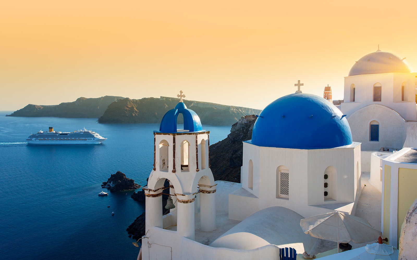 Santorini May Be Capping Tourist Numbers, If You’re Traveling By Cruise