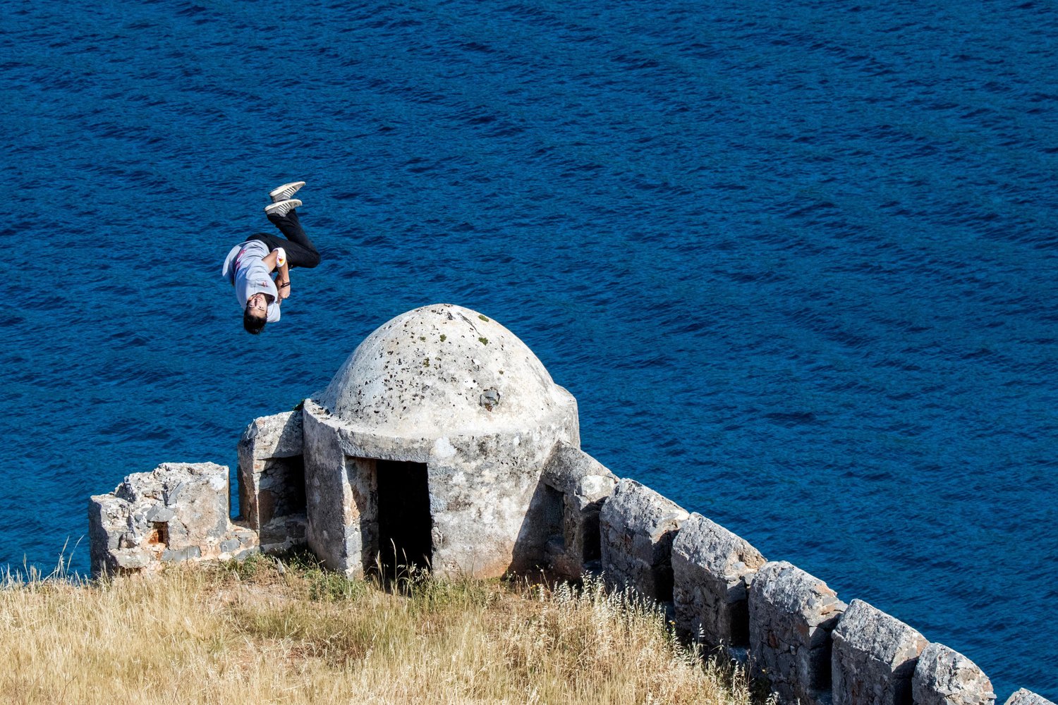 Freerunning με τον DK στη Σπιναλόγκα σε ένα θεαματικό βίντεο