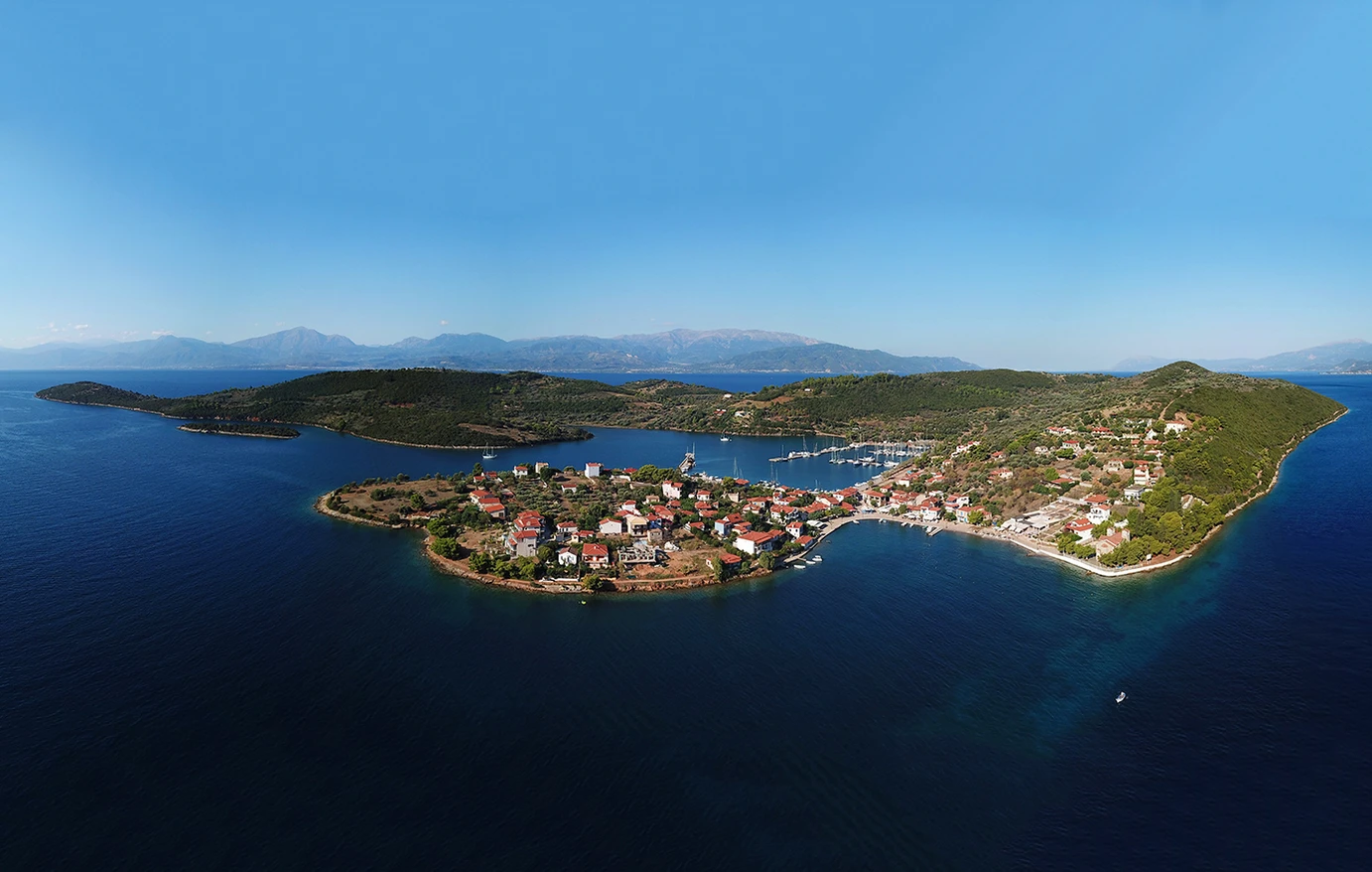 Το “κρυμμένο” νησί που ήθελε να αγοράσει ο Ωνάσης: Ένας επίγειος παράδεισος όπου δεν κυκλοφορούν αυτοκίνητα