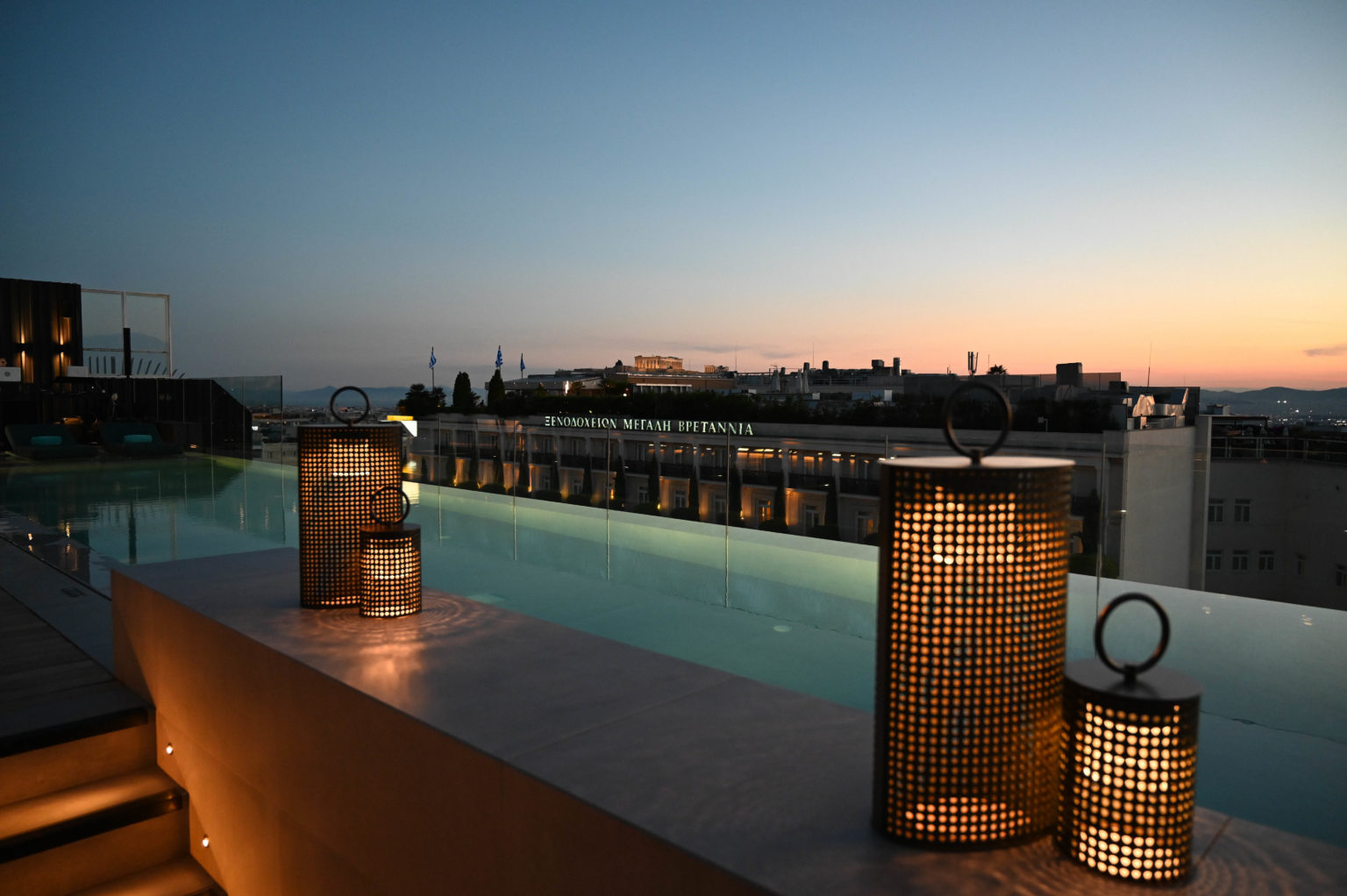 Ένα καλοκαιρινό ταξίδι γεύσεων στο Mappemonde Rooftop με φόντο την Ακρόπολη